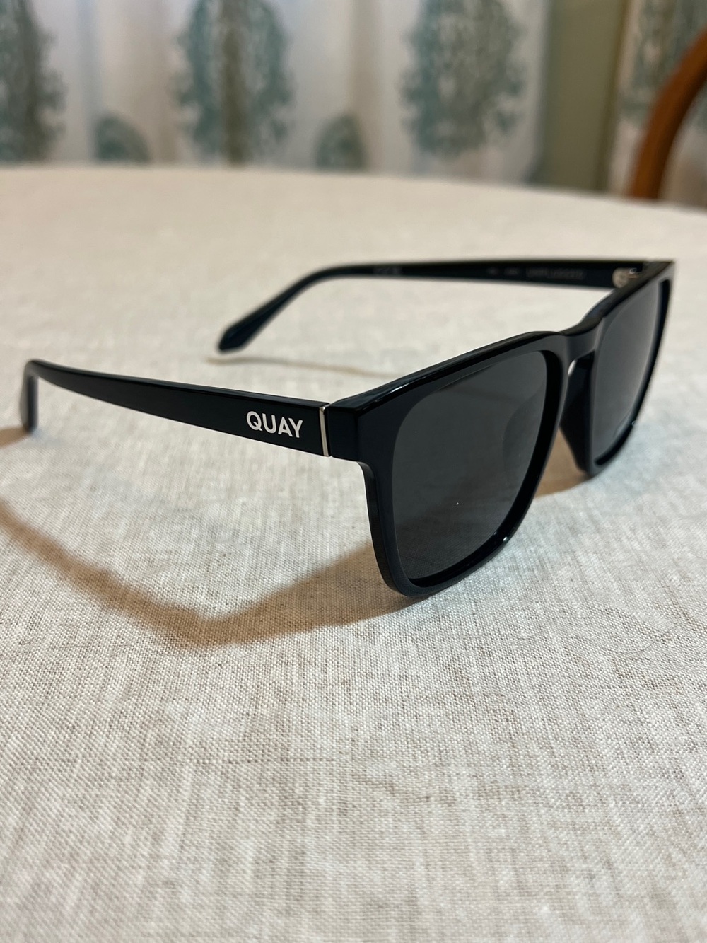 QUAY Unplugged Square Polarized Sunglasses in Black/Black Polarized. NWT - Picture 3 of 12